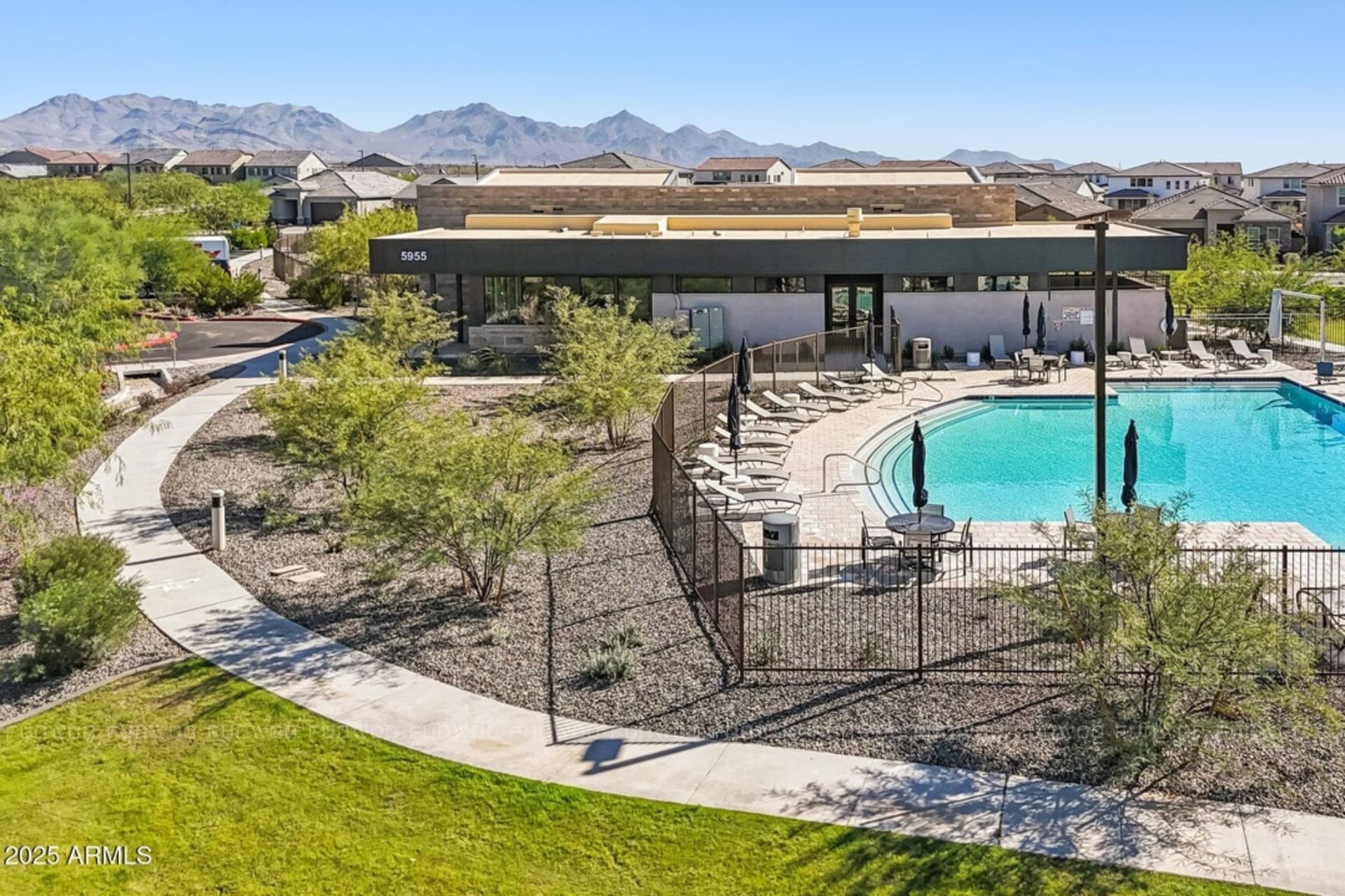 亞利桑那州皮奧里亞｜近商圈的現代設計宅 slide