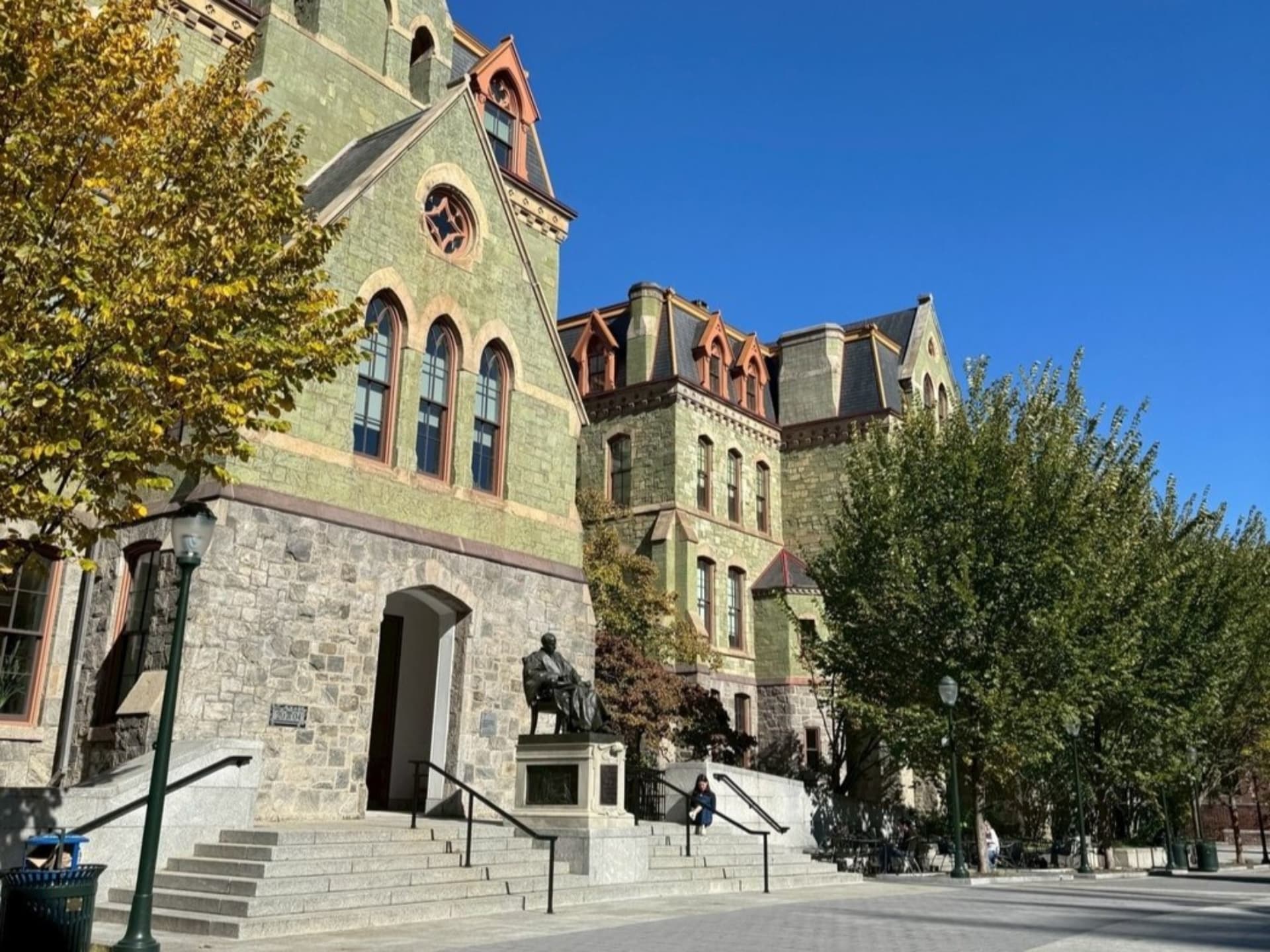 美國賓州大學。在前十名榜單中，常春藤名校依舊表現亮眼：耶魯大學、普林斯頓大學、哈佛大學分別位居第 3、4、5 名；哥倫比亞大學與賓州大學則列入前十。